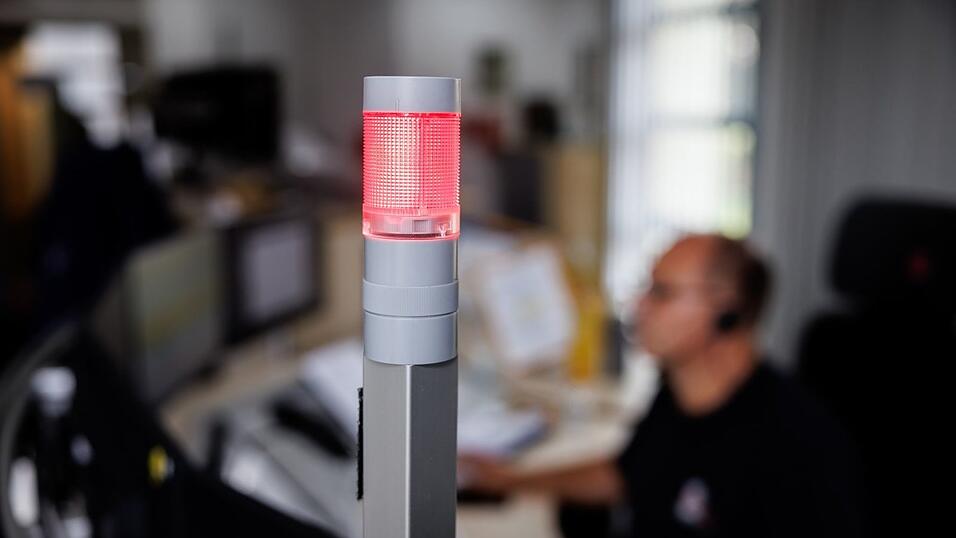 Wer in einer Notrufzentrale anruft, steht meist unter Stress. Muss man nach den richtigen Worten suchen, wird die Situation noch unangenehmer. (Symbolbild) Wer in einer Notrufzentrale anruft, steht meist unter Stress. Muss man nach den richtigen Worten suchen, wird die Situation noch unangenehmer. (Symbolbild)