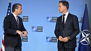 Pete Hegseth (r.) - hier mit Nato-Generalsekret&auml;r Mark Rutte - will die US-Truppenpr&auml;senz in Europa neu bewerten.