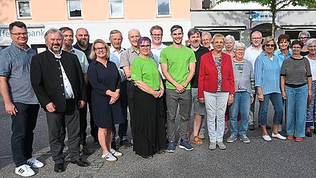 Kassenwart Fritz Haltmaier (links) &uuml;berreichte mit dem WUM-Shop-Team mit Shop-Leiterin Anita Michel (Mitte) die Spenden an die freudestrahlenden Empf&auml;nger.