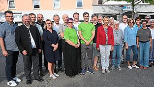 Kassenwart Fritz Haltmaier (links) überreichte mit dem WUM-Shop-Team mit Shop-Leiterin Anita Michel (Mitte) die Spenden an die freudestrahlenden Empfänger. Kassenwart Fritz Haltmaier (links) überreichte mit dem WUM-Shop-Team mit Shop-Leiterin Anita Michel (Mitte) die Spenden an die freudestrahlenden Empfänger.