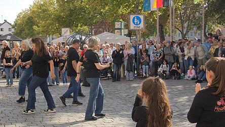 Die Tanzschule Heartbeat zog bei ihrem Auftritt vor dem Spital zahlreiche Zuschauer an. Die Tanzschule Heartbeat zog bei ihrem Auftritt vor dem Spital zahlreiche Zuschauer an.