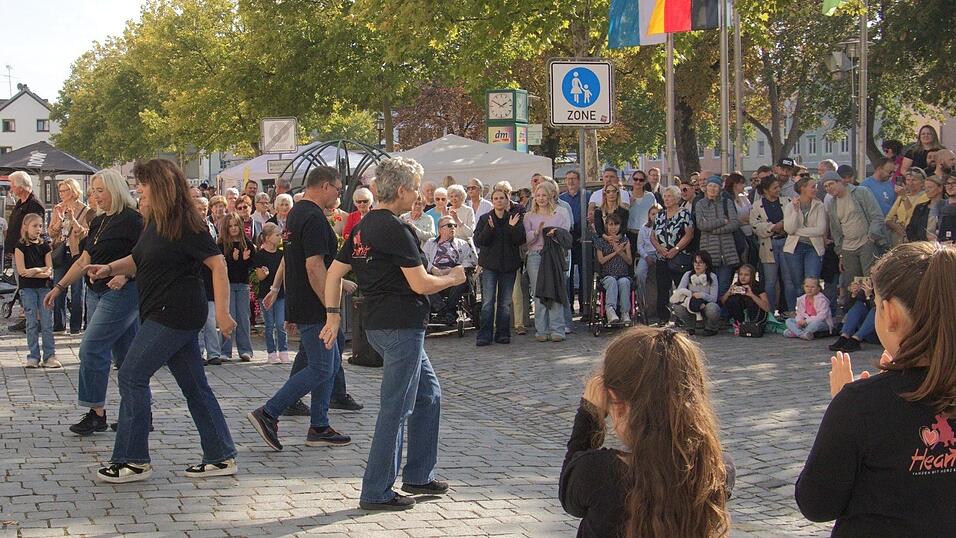Die Tanzschule Heartbeat zog bei ihrem Auftritt vor dem Spital zahlreiche Zuschauer an.