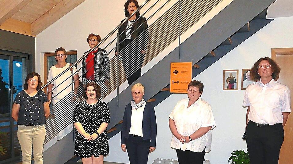 Der neue Frauenbund-Vorstand mit der jungen Vorsitzenden Julia Zimmermann (vorne, 2. von links) und Präses Pfarrer Michael Reißer (rechts). Der neue Frauenbund-Vorstand mit der jungen Vorsitzenden Julia Zimmermann (vorne, 2. von links) und Präses Pfarrer Michael Reißer (rechts).