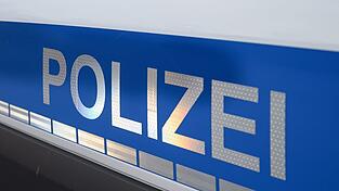 Die Polizei sperrt wegen des Unfalls die Bundesstra&szlig;e 23. (Symbolbild)