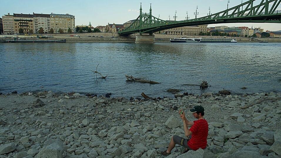 Unter der Freiheitsbrücke lässt sich's nun im Trockenen sitzen. Unter der Freiheitsbrücke lässt sich's nun im Trockenen sitzen.