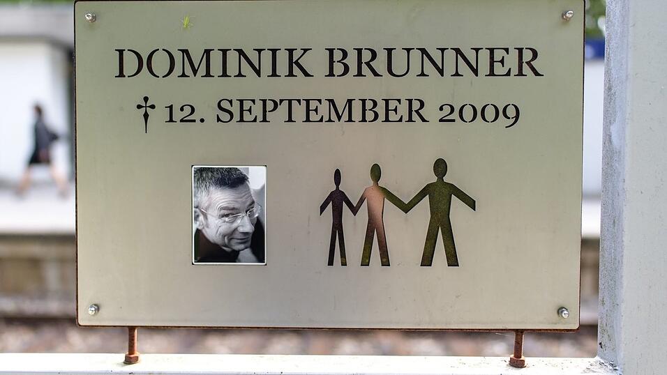 Eine Gedenktafel erinnert an die Tat vor mehr als 15 Jahren. (Archivbild)