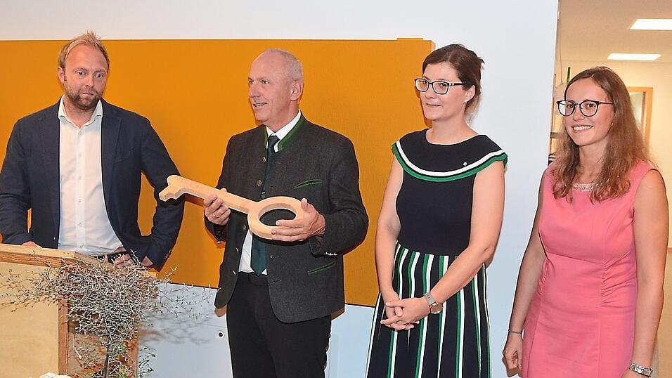 Den symbolischen Schlüssel überreichte Architekt Florian Wimmer (von links) an Bürgermeister Josef Reff, daneben Stefanie Martin von der AWO und die Kindergartenleiterin Manuela Hartshauser. Den symbolischen Schlüssel überreichte Architekt Florian Wimmer (von links) an Bürgermeister Josef Reff, daneben Stefanie Martin von der AWO und die Kindergartenleiterin Manuela Hartshauser.