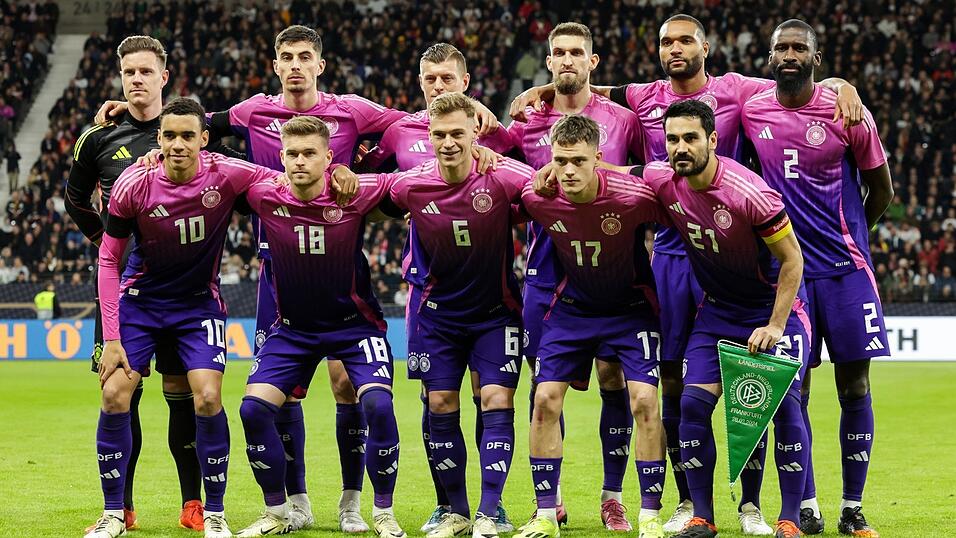 Im Test gegen die Niederlande spielten Deutschlands Elitekicker erstmals in den neuen Trikots. Im Test gegen die Niederlande spielten Deutschlands Elitekicker erstmals in den neuen Trikots.