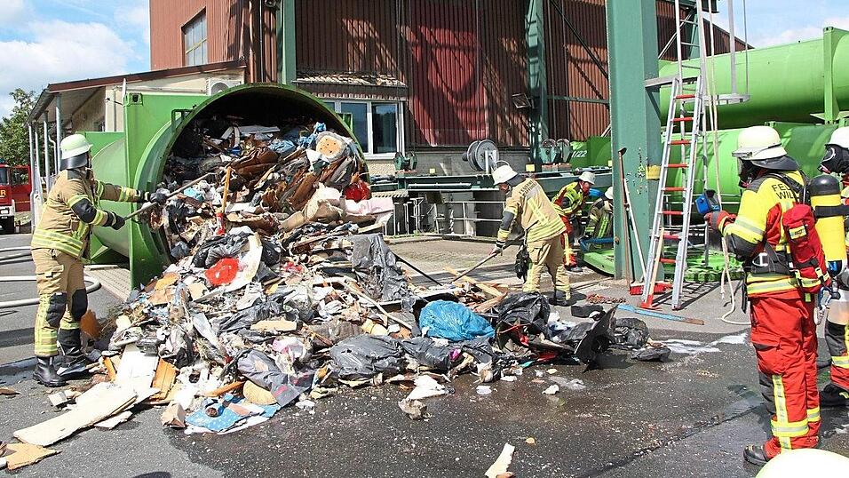 Rückblick: Im August 2024 hatte sich in einem Waggon auf der Müllumladestation in Wackerling der Abfall entzündet. Die Feuerwehren rückten an, um mit Wärmebildkameras die Glutnester zu finden. Rückblick: Im August 2024 hatte sich in einem Waggon auf der Müllumladestation in Wackerling der Abfall entzündet. Die Feuerwehren rückten an, um mit Wärmebildkameras die Glutnester zu finden.
