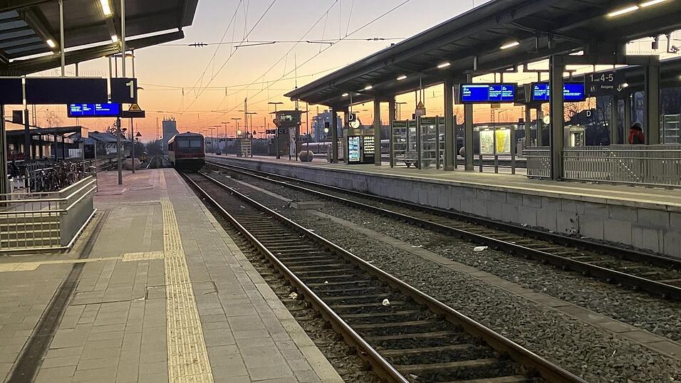 Wer mit der Bahn von Regensburg nach Straubing unterwegs ist, hat am Ende Einiges zu erzählen. Wer mit der Bahn von Regensburg nach Straubing unterwegs ist, hat am Ende Einiges zu erzählen.
