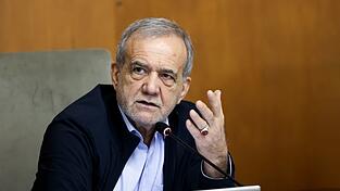 Präsident Peseschkian soll Teil des dreiköpfigen Rats sein, der den Iran vorübergehend führen soll. (Archivbil) Präsident Peseschkian soll Teil des dreiköpfigen Rats sein, der den Iran vorübergehend führen soll. (Archivbil)