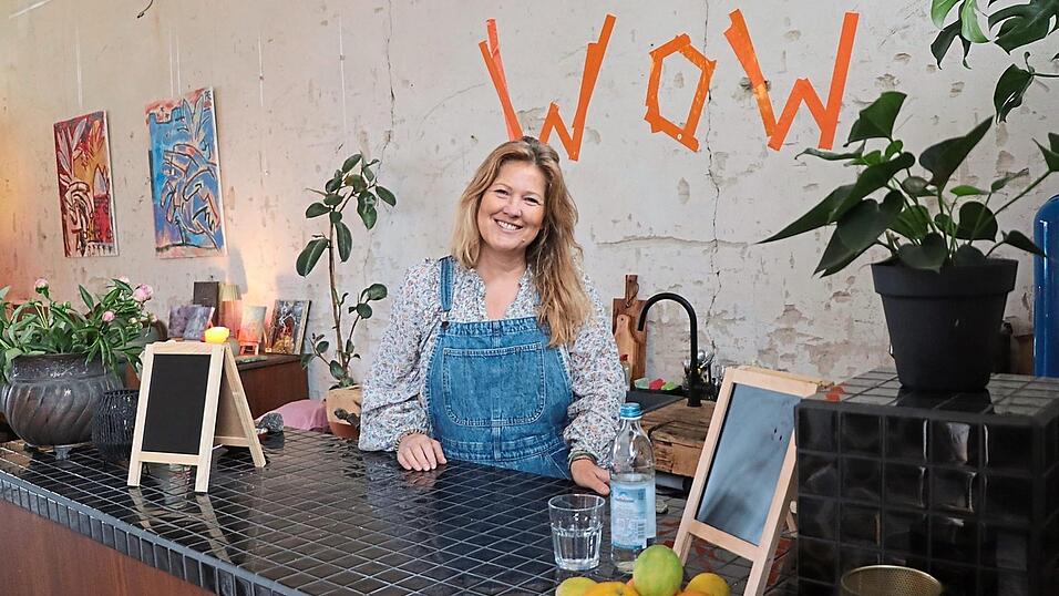 Stephanie Heiduk in der Werkhalle 4 in Furth im Wald. Die ehemalige Art-Direktorin hat den fr&uuml;heren Gewerberaum zu einem Ort f&uuml;r Kunst, Workshops und Begegnungen umgestaltet. Am Wochenende wird die Halle zur deutsch-tschechischen Zirkus-Residenz f&uuml;r K&uuml;nstler aus Bayern und Tschechien.