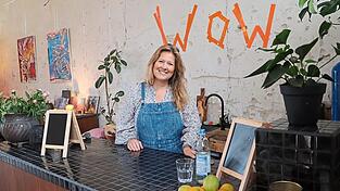 Stephanie Heiduk in der Werkhalle 4 in Furth im Wald. Die ehemalige Art-Direktorin hat den fr&uuml;heren Gewerberaum zu einem Ort f&uuml;r Kunst, Workshops und Begegnungen umgestaltet. Am Wochenende wird die Halle zur deutsch-tschechischen Zirkus-Residenz f&uuml;r K&uuml;nstler aus Bayern und Tschechien.