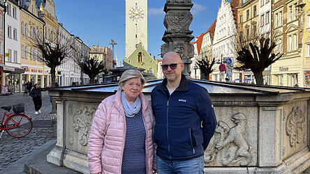 Die 64-j&auml;hrige Sabine Lapcic hat durch den Austausch in der Adipositas-Selbsthilfegruppe und eine Magenverkleinerung &uuml;ber 50 Kilo abgenommen. Gruppenleiter Andreas Feiertag unterst&uuml;tzt Betroffene mit Erfahrung und Beratung.