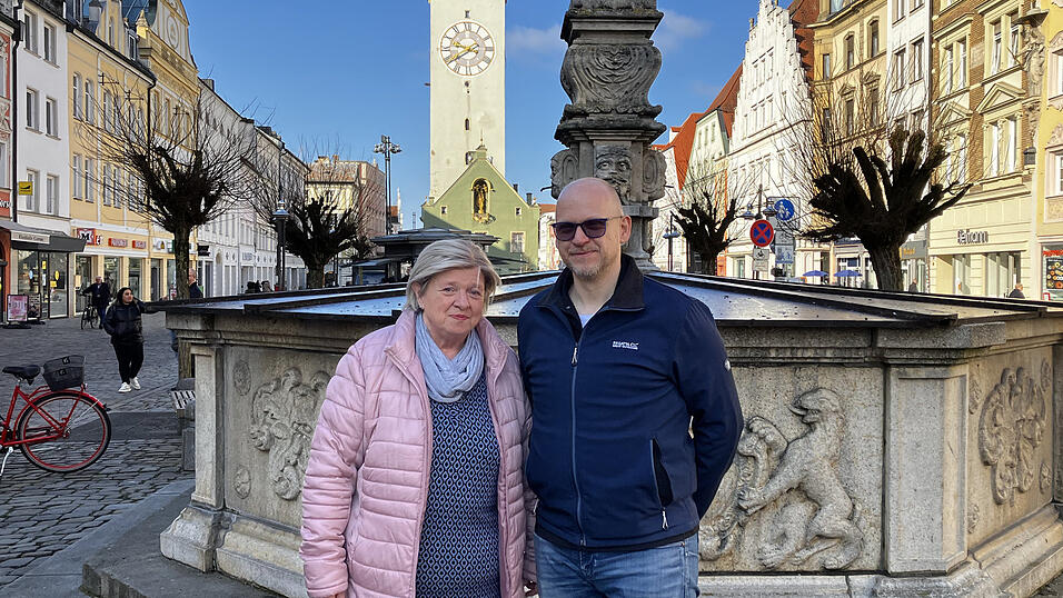 Die 64-jährige Sabine Lapcic hat durch den Austausch in der Adipositas-Selbsthilfegruppe und eine Magenverkleinerung über 50 Kilo abgenommen. Gruppenleiter Andreas Feiertag unterstützt Betroffene mit Erfahrung und Beratung. Die 64-jährige Sabine Lapcic hat durch den Austausch in der Adipositas-Selbsthilfegruppe und eine Magenverkleinerung über 50 Kilo abgenommen. Gruppenleiter Andreas Feiertag unterstützt Betroffene mit Erfahrung und Beratung.