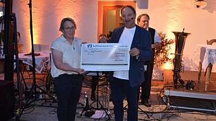 Veranstalterin Sonja Schierer (links) übergibt im Beisein von Mitorganisator Wolfgang Grünbauer (hinten rechts) einen symbolischen Scheck in Höhe von 5.000 Euro an Pfarrer Schießler für „Sternstunden“ Veranstalterin Sonja Schierer (links) übergibt im Beisein von Mitorganisator Wolfgang Grünbauer (hinten rechts) einen symbolischen Scheck in Höhe von 5.000 Euro an Pfarrer Schießler für „Sternstunden“