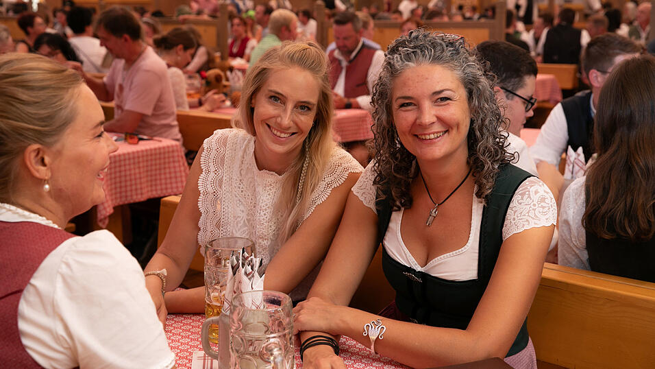 Die Partybilder vom Sonntag, 10. August, aus dem Festzelt Krönner. Die Partybilder vom Sonntag, 10. August, aus dem Festzelt Krönner.