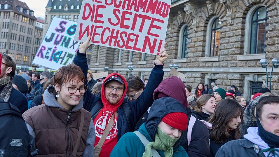 Tausende von Menschen gingen in den vergangenen Tagen auf die Straße, um für den Schutz von Frauen vor häuslicher und digitaler Gewalt zu demonstrieren. (Archivfoto) Tausende von Menschen gingen in den vergangenen Tagen auf die Straße, um für den Schutz von Frauen vor häuslicher und digitaler Gewalt zu demonstrieren. (Archivfoto)