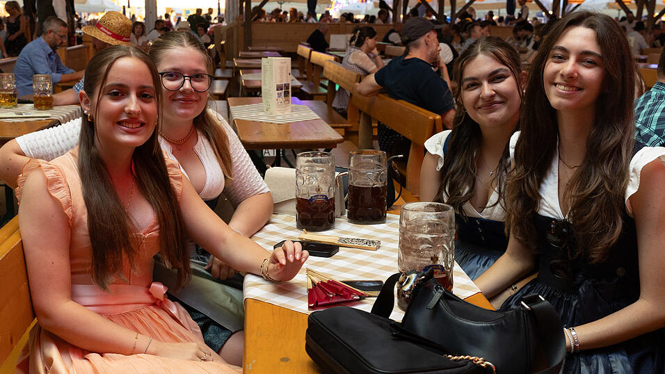 Die Partybilder vom Dienstag, 11. August, aus dem Festzelt Reisinger. Die Partybilder vom Dienstag, 11. August, aus dem Festzelt Reisinger.