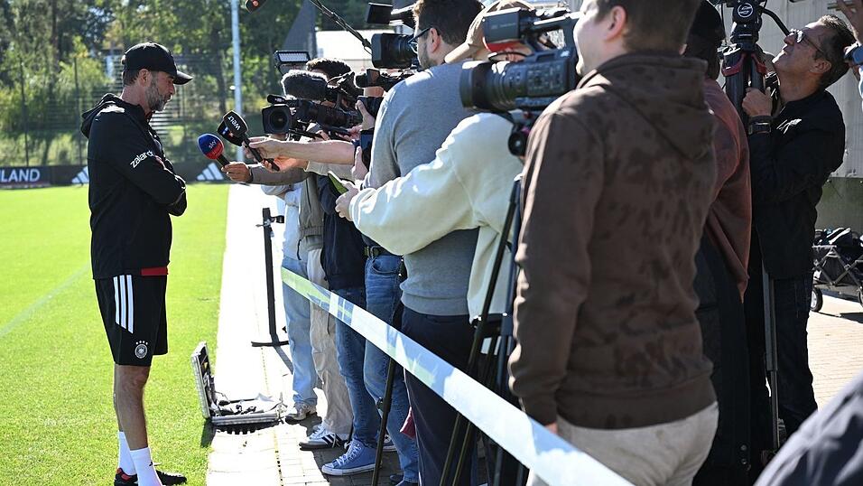 Jürgen Klopp spricht beim DFB-Training. Jürgen Klopp spricht beim DFB-Training.