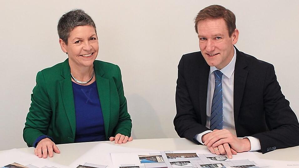 Regierungspräsident Rainer Haselbeck und Doris Reuschl, Leiterin des Sachgebiets Wohnungswesen der Regierung, freuen sich, dass die Wohnraumförderung in Niederbayern gut läuft. Regierungspräsident Rainer Haselbeck und Doris Reuschl, Leiterin des Sachgebiets Wohnungswesen der Regierung, freuen sich, dass die Wohnraumförderung in Niederbayern gut läuft.