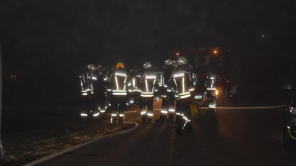 In der Nacht auf Mittwoch brannte eine Kerzenfabrik in Rotthalmünster (Kreis Passau). Der Schaden wird aktuell auf rund 250.000 Euro geschätzt.