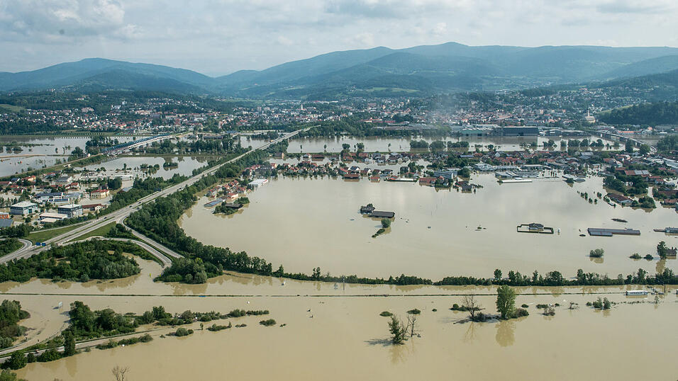 Als Reporter fliegt Peter Kallus auch mit dem Hubschrauber über das Katastrophengebiet. Was ihn bis heute tief bewegt: Hier sieht er etwa Wirtshäuser, in denen er noch vor wenigen Wochen war, um über Veranstaltungen zu berichten, bis unter das Dach im Wasser versunken. Als Reporter fliegt Peter Kallus auch mit dem Hubschrauber über das Katastrophengebiet. Was ihn bis heute tief bewegt: Hier sieht er etwa Wirtshäuser, in denen er noch vor wenigen Wochen war, um über Veranstaltungen zu berichten, bis unter das Dach im Wasser versunken.