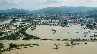 Als Reporter fliegt Peter Kallus auch mit dem Hubschrauber &uuml;ber das Katastrophengebiet. Was ihn bis heute tief bewegt: Hier sieht er etwa Wirtsh&auml;user, in denen er noch vor wenigen Wochen war, um &uuml;ber Veranstaltungen zu berichten, bis unter das Dach im Wasser versunken.