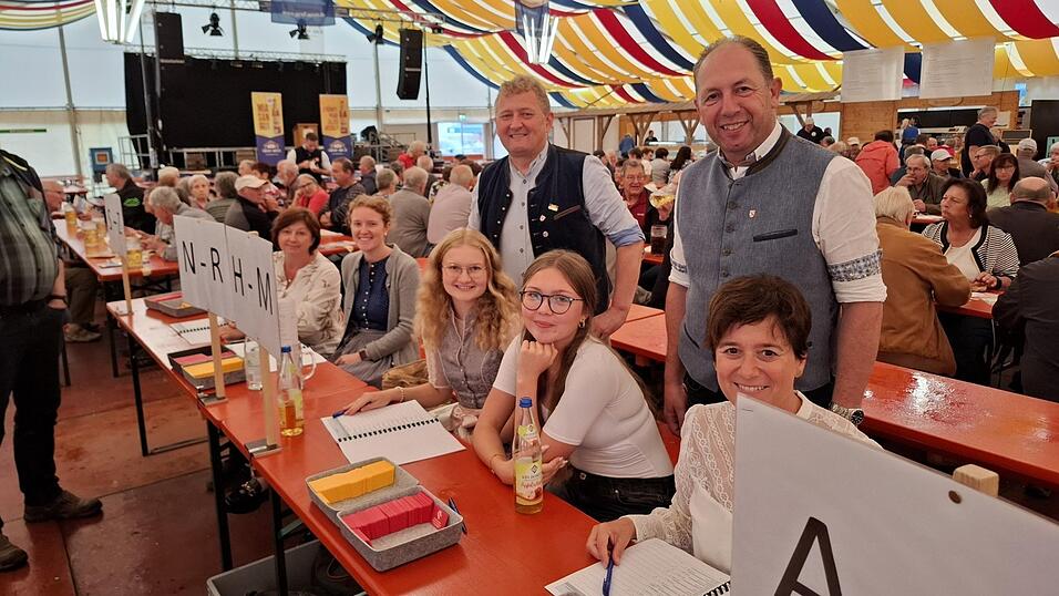 Seniorenbeauftragte Birgit Knogl &uuml;bernahm die Ausgabe der Gutscheine.