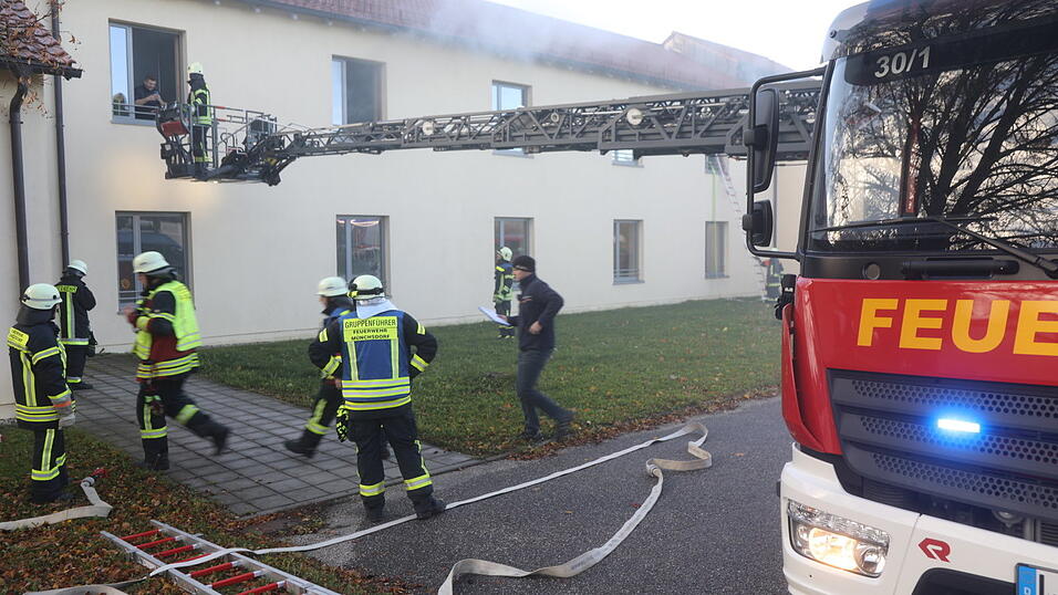 Bei der Personenrettung kam auch die Drehleiter zum Einsatz.