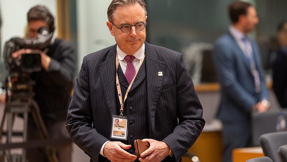Gibt unter dem Druck der EU-Partner seinen Widerstand gegen die Nutzung von russischem Geld für die Ukraine auf: Belgiens Ministerpräsident Bart De Wever. (Archivbild) Gibt unter dem Druck der EU-Partner seinen Widerstand gegen die Nutzung von russischem Geld für die Ukraine auf: Belgiens Ministerpräsident Bart De Wever. (Archivbild)