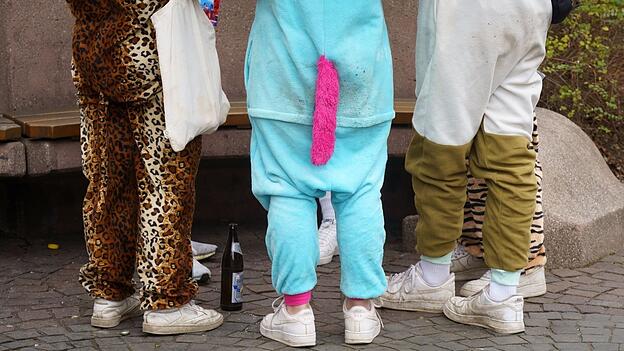 Farbenfroh ist der Fasching. Ein 27-J&auml;hriger trieb es 2025 aber zu bunt. Wenig &uuml;berraschend war Alkohol im Spiel.