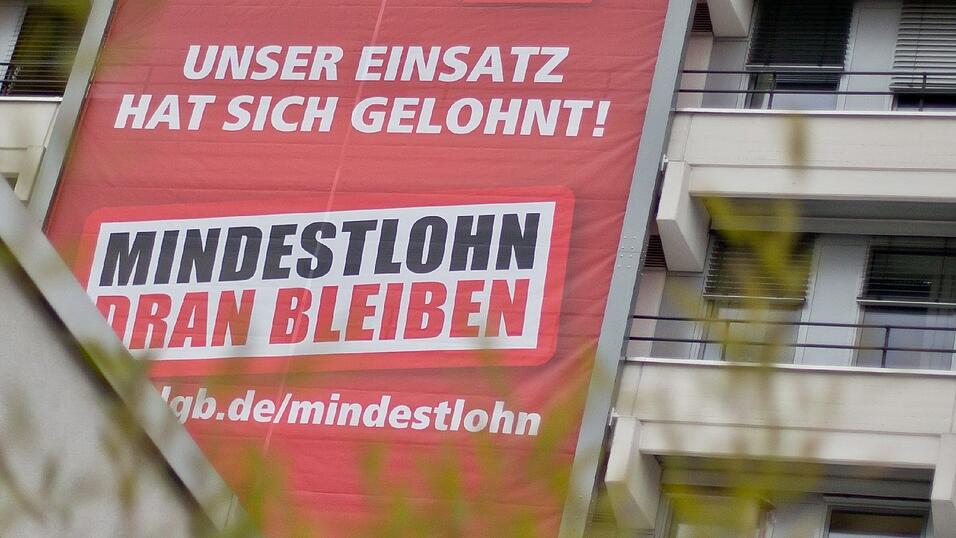 Seit gut einem Jahr gilt in Deutschland der Mindestlohn. Seit gut einem Jahr gilt in Deutschland der Mindestlohn.