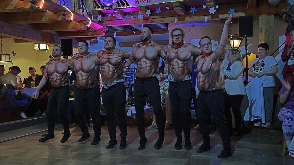 Bei den Muskeln wurde etwas nachgeholfen, aber die Darbietung des M&auml;nnerballetts regte s&auml;mtliche Bauchmuskeln der Besucher zum Lachen.