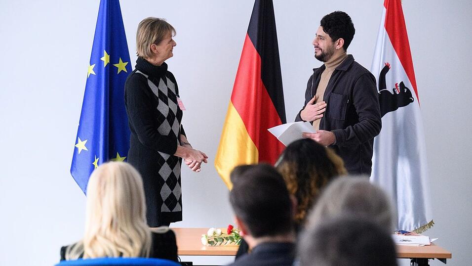 Viele Menschen, die als Flüchtlinge aus Syrien nach Deutschland gekommen sind, erfüllen inzwischen die Voraussetzungen für eine Einbürgerung. (Archivfoto)
