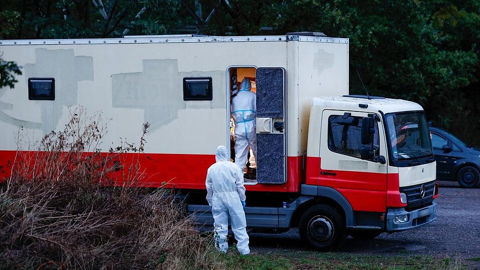 Am Freitag stürmte ein Spezialeinsatzkommando in Niederzier am Tagebau Hambach einen Lastwagen, der dem Gesuchten gehören soll. Am Freitag stürmte ein Spezialeinsatzkommando in Niederzier am Tagebau Hambach einen Lastwagen, der dem Gesuchten gehören soll.