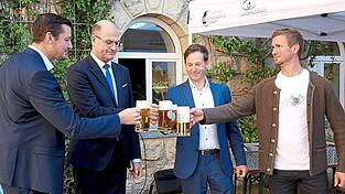 Ein Prosit auf ein sch&ouml;nes &bdquo;Philharmonisches Bierzelt 2027&ldquo;: Landrat Christian Schindler (von links), Minister Albert F&uuml;racker, B&uuml;rgermeister Franz Kopp und Braumeister Peter Kopp.