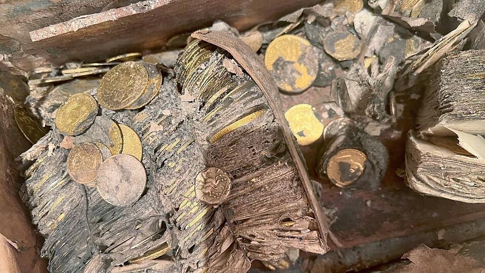 So sah der Münzschatz aus, als er aus der Erde geholt wurde. So sah der Münzschatz aus, als er aus der Erde geholt wurde.