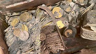 So sah der Münzschatz aus, als er aus der Erde geholt wurde.