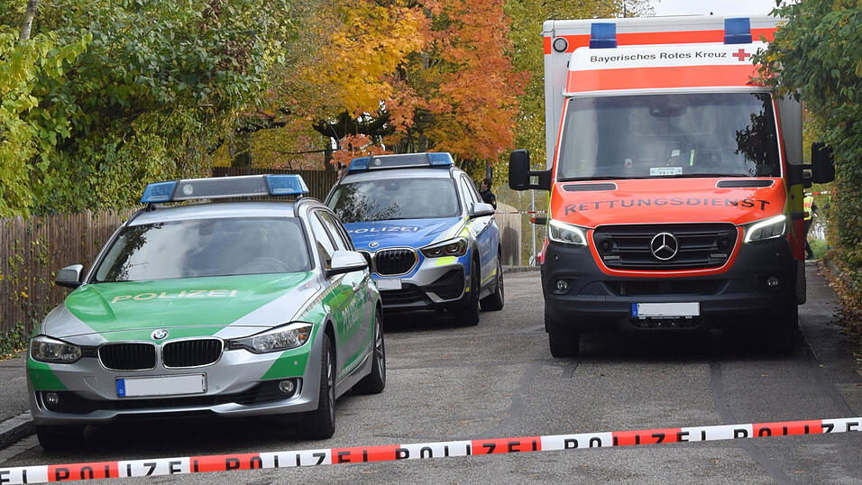 Ein Großaufgebot der Polizei ist am Tatort. Ein Großaufgebot der Polizei ist am Tatort.