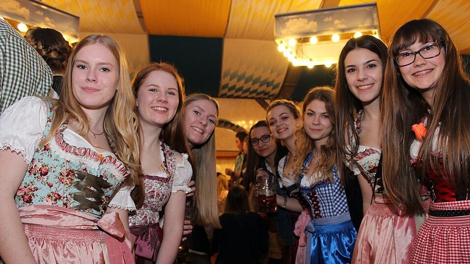 Die Fr&uuml;hjahrsdult 2017 in Landshut neigt sich dem Ende entgegen. Grund genug, noch einmal richtig in den Bierzelten zu feiern - abgerundet vom traditionellen Feuerwerk.