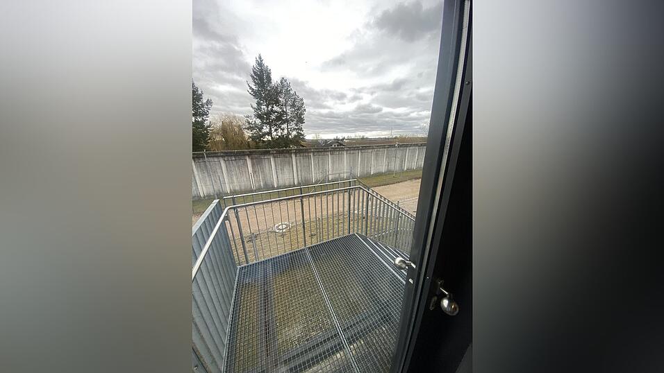 Stationen haben einen Raucherbereich - allerdings natürlich innerhalb der Mauer. Ein Feuerzeug oder Streichhölzer dürfen Patienten nicht besitzen. An der Wand gibt es einen Anzünder, vergleichbar dem im Auto. Stationen haben einen Raucherbereich - allerdings natürlich innerhalb der Mauer. Ein Feuerzeug oder Streichhölzer dürfen Patienten nicht besitzen. An der Wand gibt es einen Anzünder, vergleichbar dem im Auto.