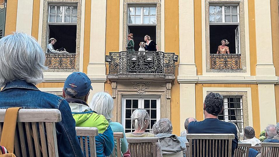 Kleine Elemente wie ein am Geländer stehender Hund sind nette Verweise auf Rilke und seine Gedichte. Immer wieder werden Passagen in das Theaterstück eingewoben.