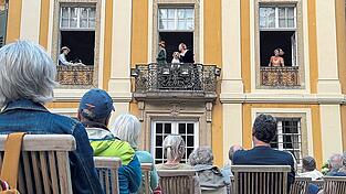 Kleine Elemente wie ein am Geländer stehender Hund sind nette Verweise auf Rilke und seine Gedichte. Immer wieder werden Passagen in das Theaterstück eingewoben.