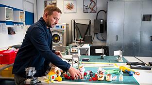 Spielzeug enthalte tendenziell immer mehr Elektronik und werde smarter, sagte Sebastian Rösch, Abteilungsleiter für die Spielzeugtestung beim TÜV Rheinland in Nürnberg.