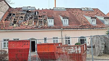 Die Aufr&auml;umarbeiten im Zwischengeb&auml;ude gehen voran, der Betrieb in den &uuml;brigen Geb&auml;udeteilen l&auml;uft weiter.