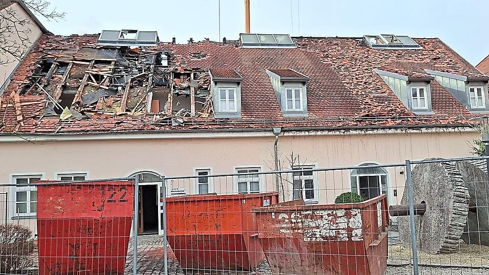 Die Aufräumarbeiten im Zwischengebäude gehen voran, der Betrieb in den übrigen Gebäudeteilen läuft weiter. Die Aufräumarbeiten im Zwischengebäude gehen voran, der Betrieb in den übrigen Gebäudeteilen läuft weiter.