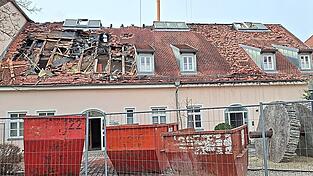 Die Aufr&auml;umarbeiten im Zwischengeb&auml;ude gehen voran, der Betrieb in den &uuml;brigen Geb&auml;udeteilen l&auml;uft weiter.