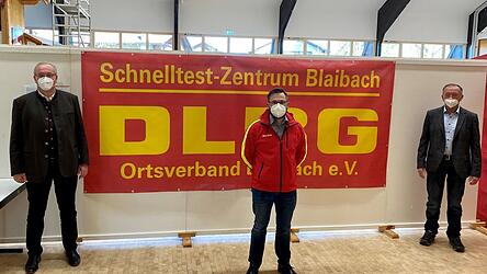 Landrat Franz Löffler (l.), Bürgermeister Wolfgang Eckl (r.) und Vorsitzender Alexander Engl bei der Besichtigung des Schnelltestzentrum