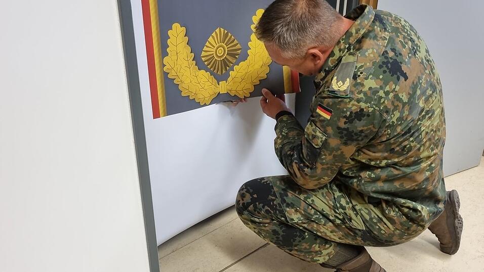 Brigadegeneral Andreas Kühne muss sich den Weg in sein Dienstzimmer erst erschneiden. Brigadegeneral Andreas Kühne muss sich den Weg in sein Dienstzimmer erst erschneiden.